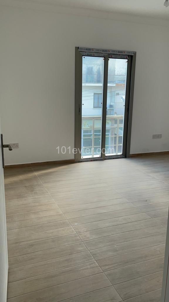 ALSANCAK MERKEZDE ATATÜRK BÜSTÜ YANI 3+1 SATILIK DAİRE