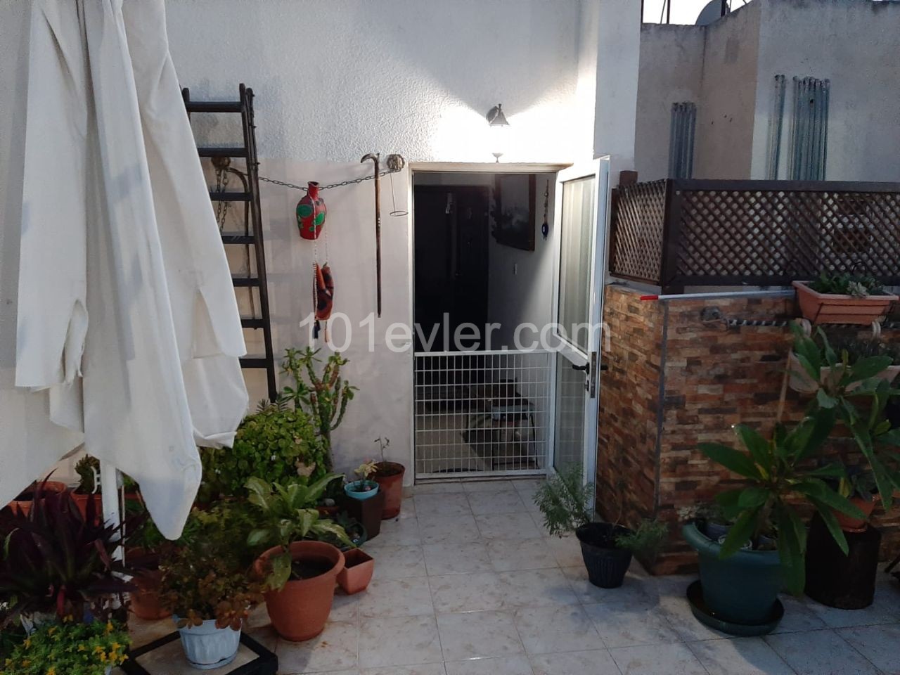 PENTHOUSE ZUM VERKAUF MIT GROßER TERRASSE IN KYRENIA NUSMAR MARKET ** 