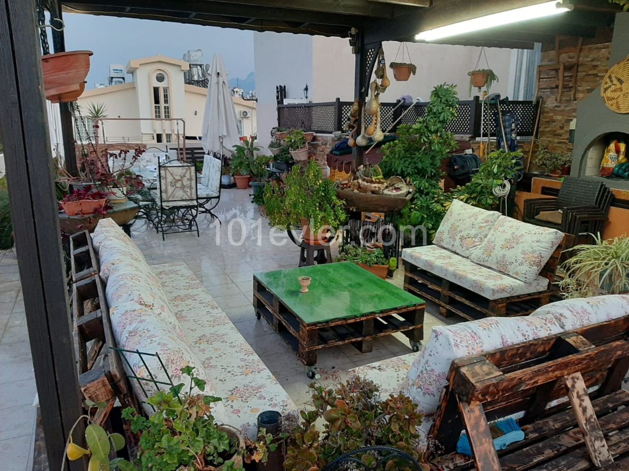 PENTHOUSE ZUM VERKAUF MIT GROßER TERRASSE IN KYRENIA NUSMAR MARKET ** 