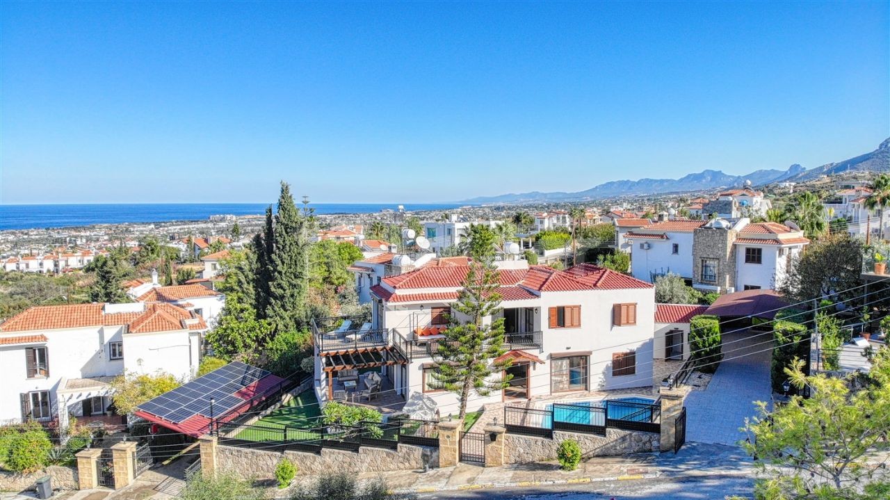 VILLA ZUM VERKAUF IN BELLAPAIS TE MIT BERG-UND MEERBLICK ** 