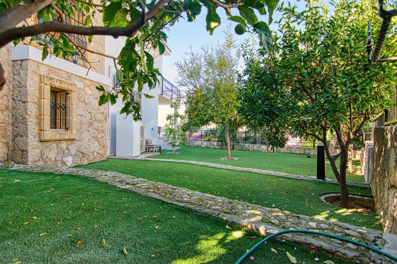 VILLA ZUM VERKAUF IN BELLAPAIS TE MIT BERG-UND MEERBLICK ** 