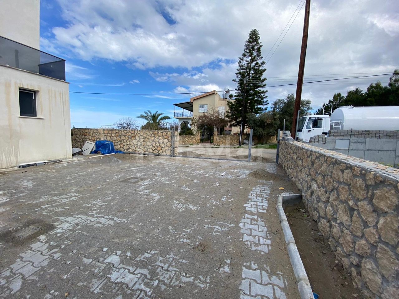 Karsiyaka IS 2+1 WALKING DISTANCE FROM THE SEA FOR SALE ** 