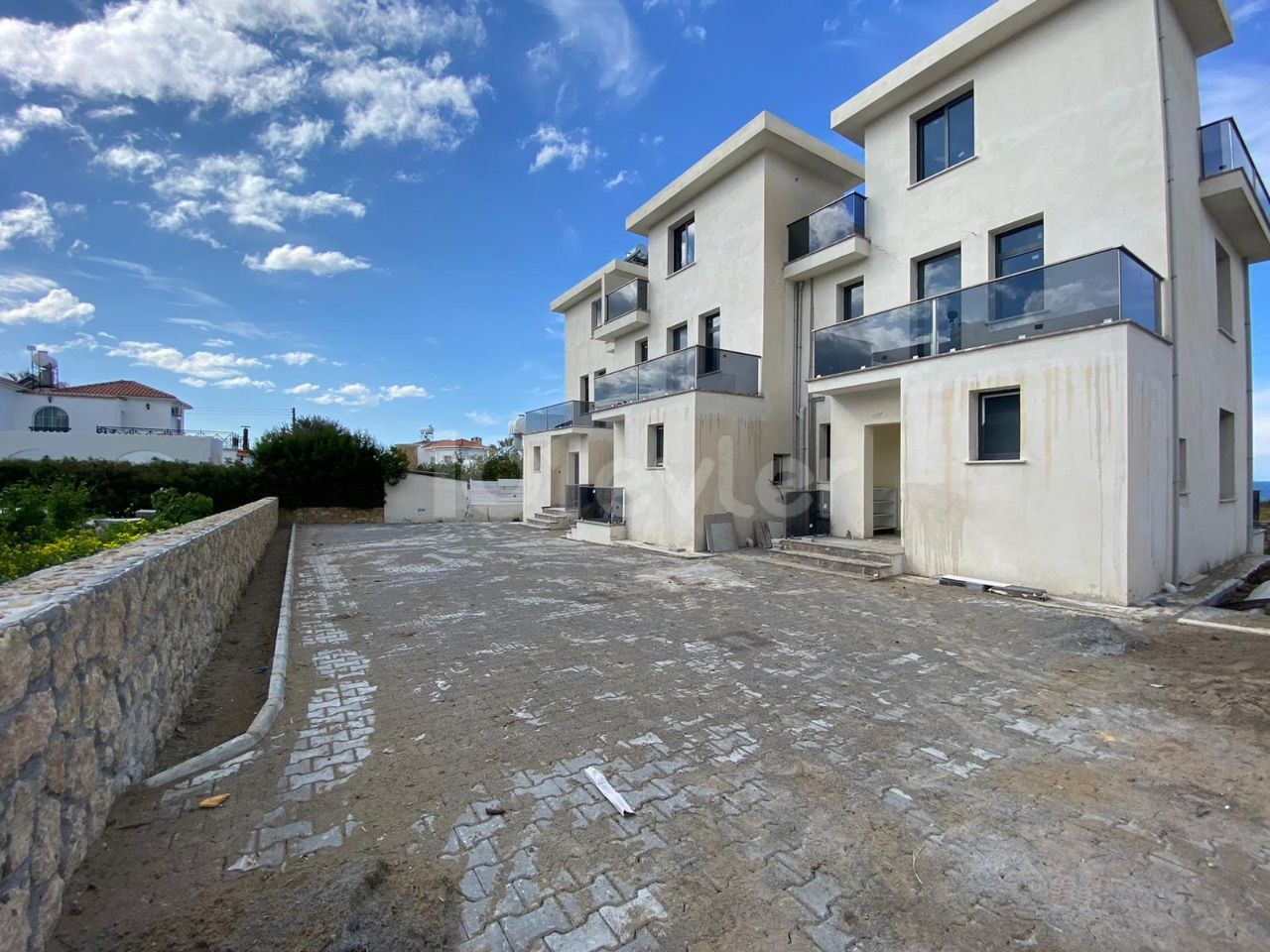 Karsiyaka IS 2+1 WALKING DISTANCE FROM THE SEA FOR SALE ** 