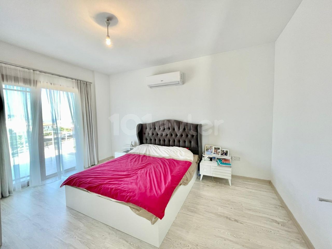 Girne Çatalköy’de Denize Yürüme Mesafesinde Satılık Triplex Villa!