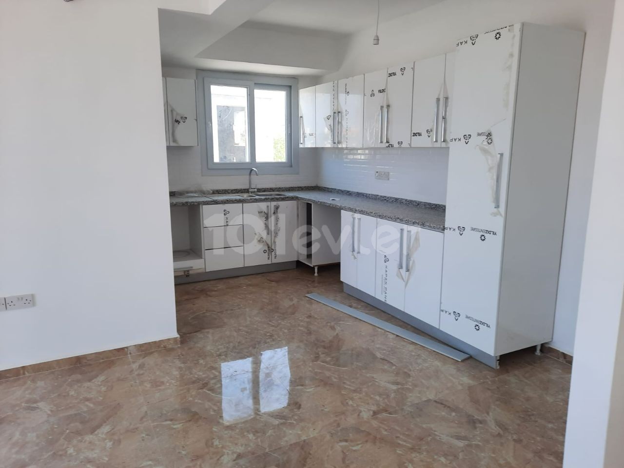 2+1 FLAT FOR SALE ON GROUND FLOOR IN KYRENIA-ALSANCAK WALKING DISTANCE TO THE SEA