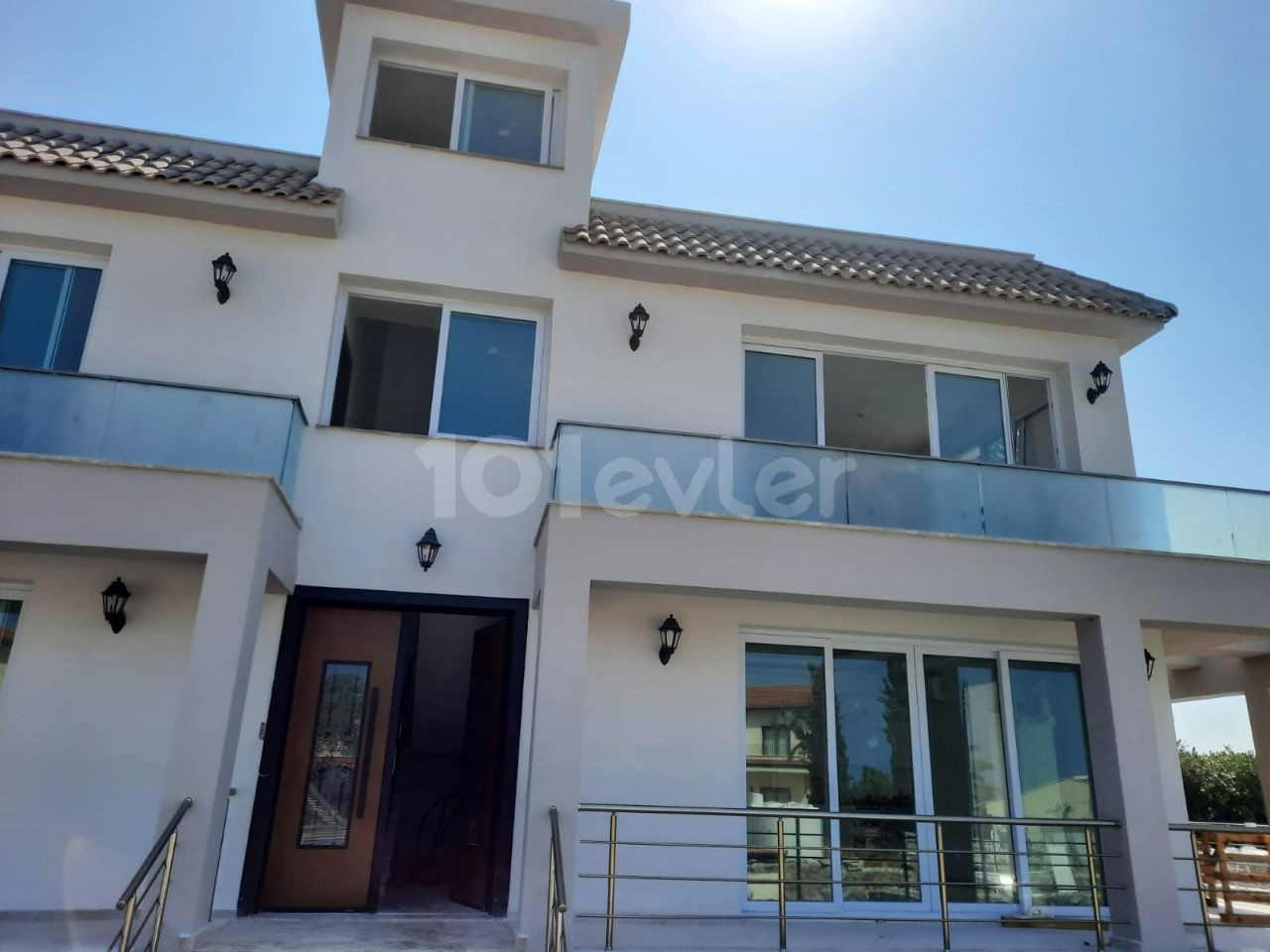 2+1 FLAT FOR SALE ON GROUND FLOOR IN KYRENIA-ALSANCAK WALKING DISTANCE TO THE SEA