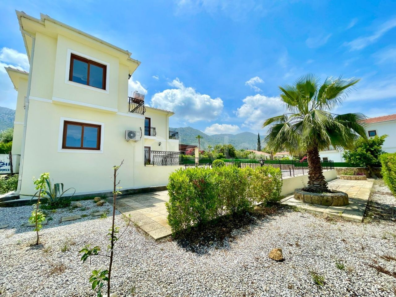 FREISTEHENDE VILLA ZUM VERKAUF IN ÇATALKÖY MIT PRIVATEM POOL MIT WUNDERBAREM BERG- UND MEERBLICK