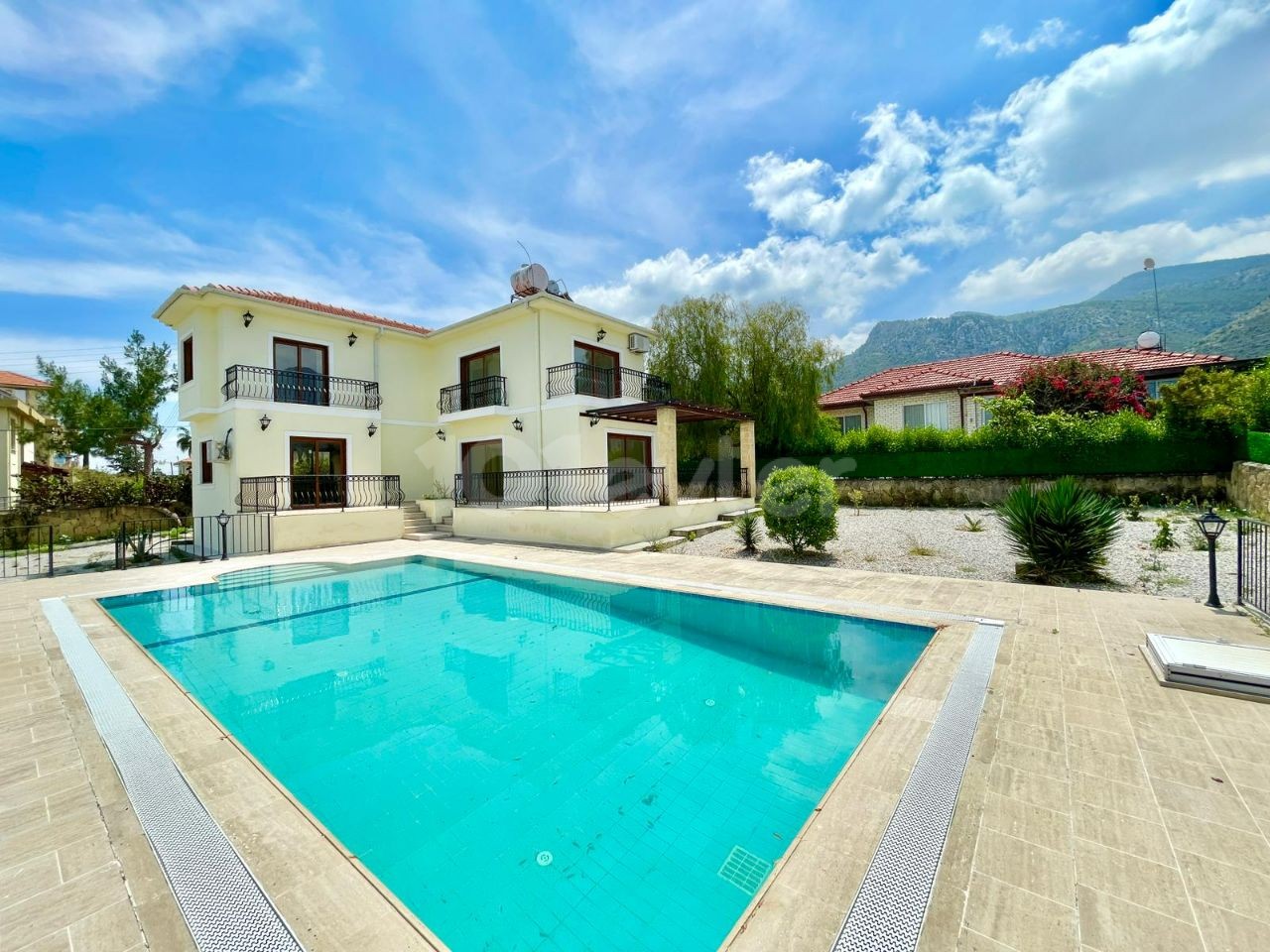 FREISTEHENDE VILLA ZUM VERKAUF IN ÇATALKÖY MIT PRIVATEM POOL MIT WUNDERBAREM BERG- UND MEERBLICK