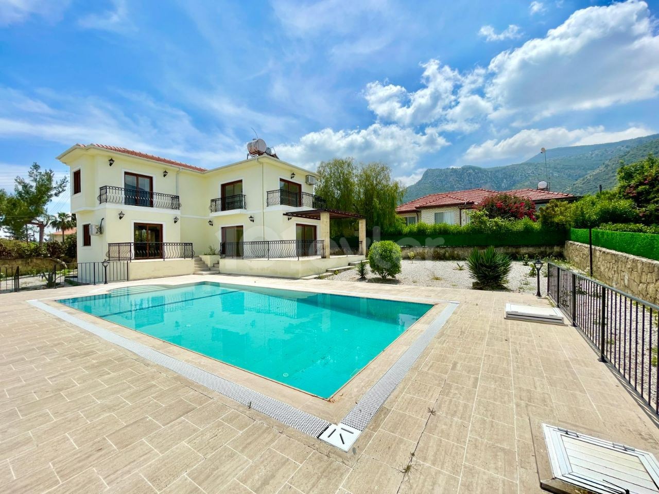 FREISTEHENDE VILLA ZUM VERKAUF IN ÇATALKÖY MIT PRIVATEM POOL MIT WUNDERBAREM BERG- UND MEERBLICK