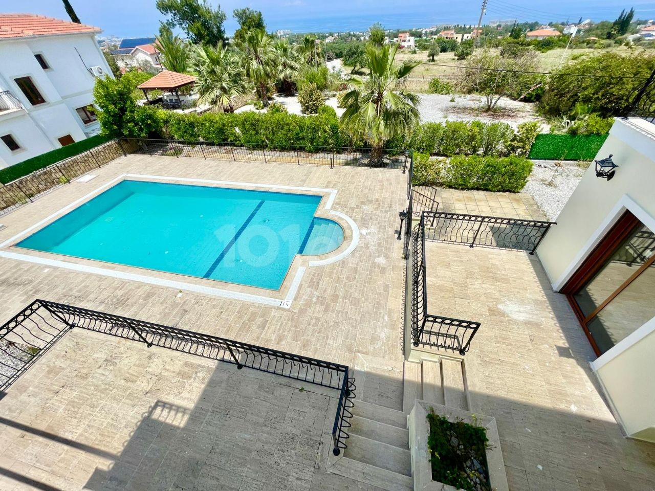 FREISTEHENDE VILLA ZUM VERKAUF IN ÇATALKÖY MIT PRIVATEM POOL MIT WUNDERBAREM BERG- UND MEERBLICK