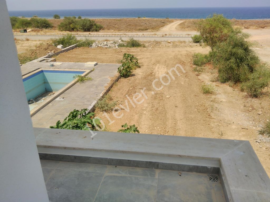 Lapta da, 3 + 1 villa, 2 toilet rooms, lounge, fireplace, terrace, sea and mountain views. Suggest 0542-867-10-00 ** 