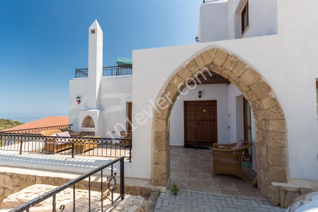 GIRNE -KARMI VILLAGE , MUSTAKIL TRIPLEX VILLA, 3 YATAK ODALI , 254 M2 ,HAVUZLU , MANZARALI    TEL : 0542 867 1000