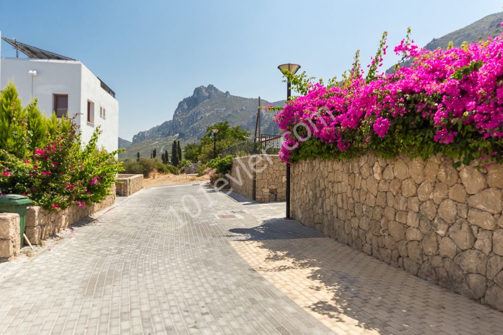 GIRNE -KARMI VILLAGE , MUSTAKIL TRIPLEX VILLA, 3 YATAK ODALI , 254 M2 ,HAVUZLU , MANZARALI    TEL : 0542 867 1000