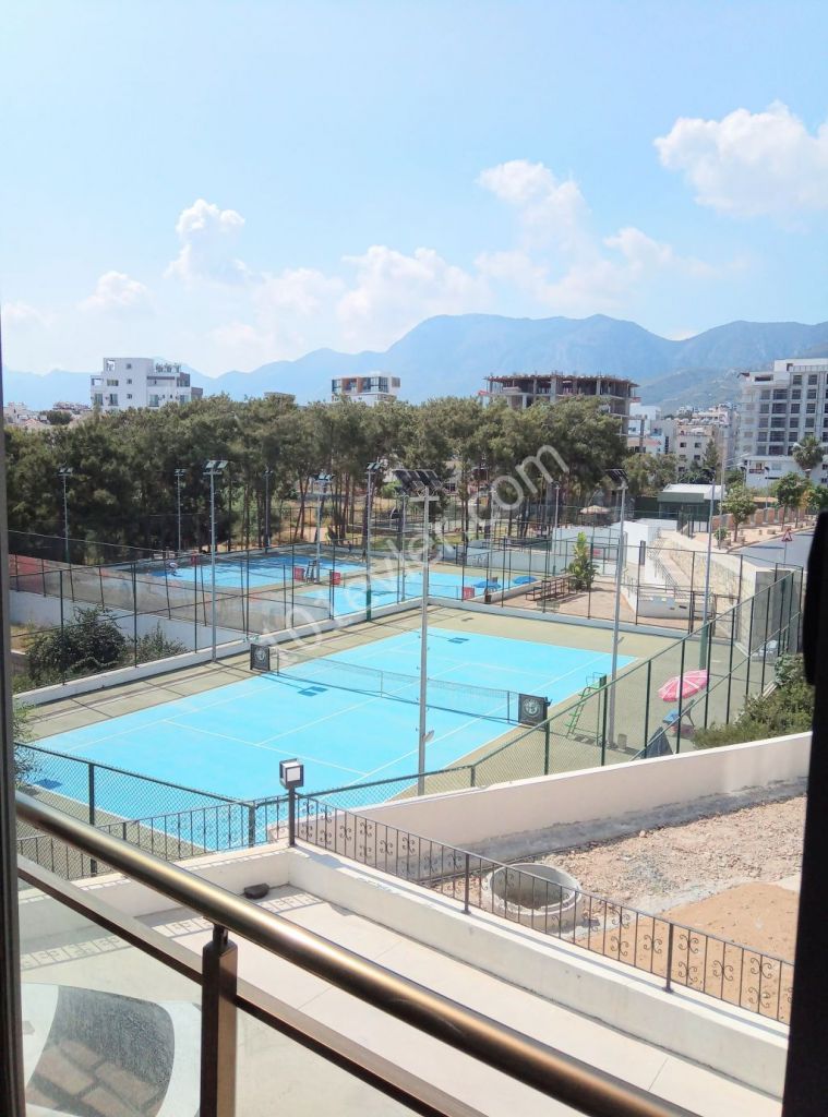 Girne merkezde mükemmel konumda LUX 2+1 yeni daire tenis kortunun yaninda, Deniz ve Dag manzaralı, Esyalı   0533-829-71-29