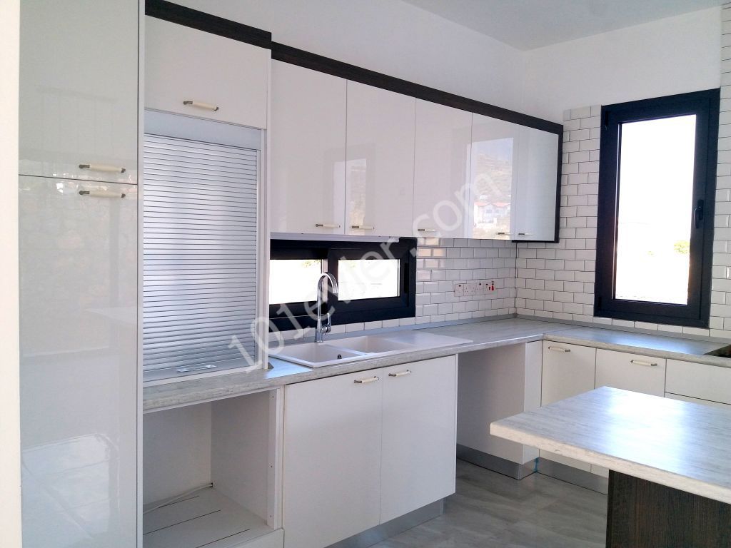 Girne, Alsancak, Lüks ve Modern Tasarımlı 3+1 villa, Deniz ve Dağ Manzaralı 0542-867-10-00 Öner