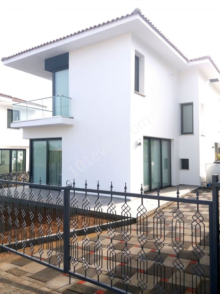 Girne, Alsancak, Lüks ve Modern Tasarımlı 3+1 villa, Deniz ve Dağ Manzaralı 0542-867-10-00 Öner