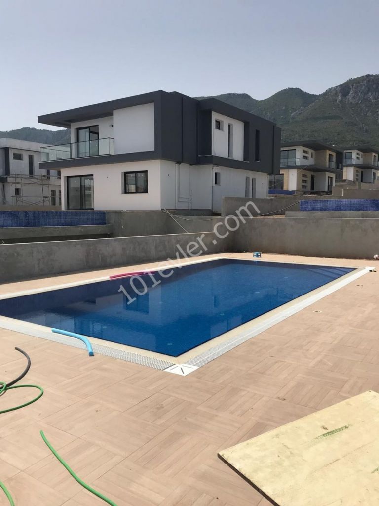 GIRNE EDREMIT , MODERN MIMARI , MUSTAKIL VILLA VE INFINITY HAVUZ , DENIZ VE DAG MANZARALI , 4 YATAK ODALI , 245 M2+ 145 M2 TERAS