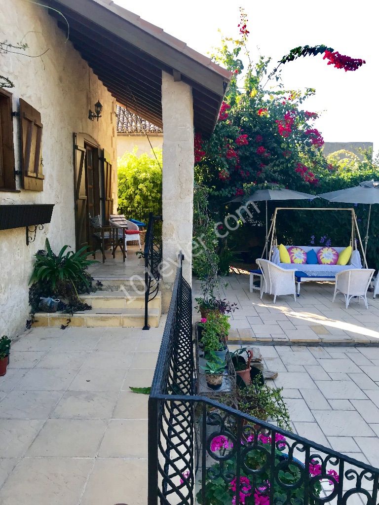 GIRNE-LAPTADA , KARPAZ TASTAN , VERY SPECIAL MUHTESEM MIMARI , 1400 m2 LAND, PRIVATE GIRIS ROAD, 4 BEDROOMS , 265 M2. DIFFICULT TO DESCRIBE , LONGER MUST !!! ** 