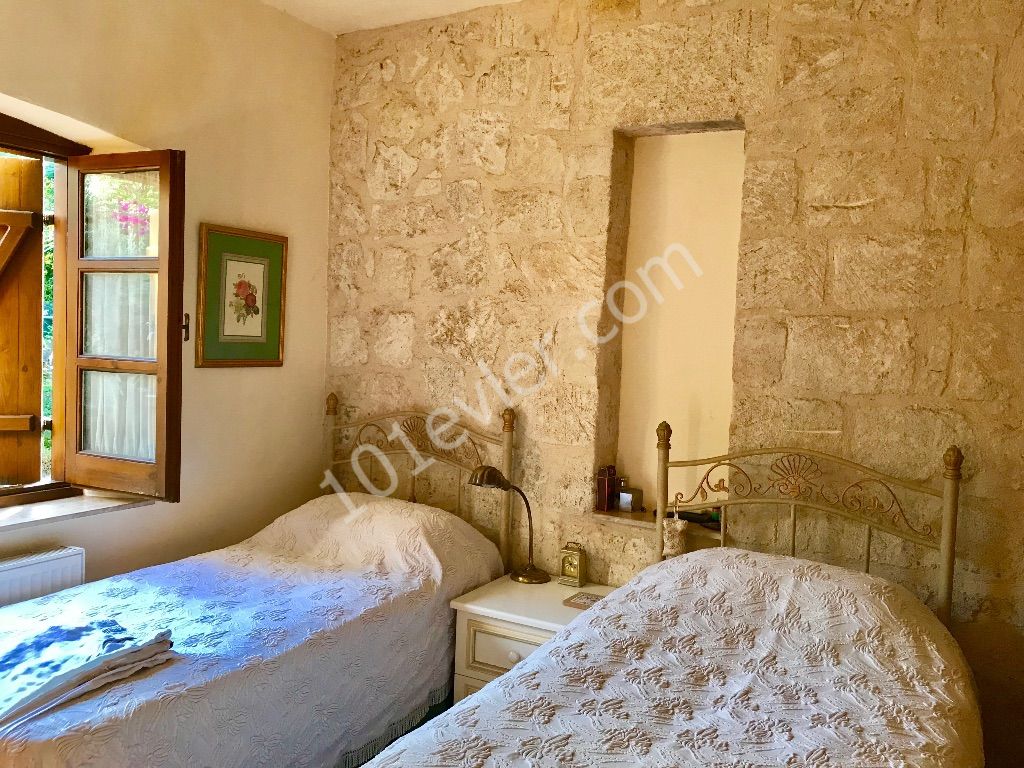 GIRNE-LAPTADA , KARPAZ TASTAN , VERY SPECIAL MUHTESEM MIMARI , 1400 m2 LAND, PRIVATE GIRIS ROAD, 4 BEDROOMS , 265 M2. DIFFICULT TO DESCRIBE , LONGER MUST !!! ** 