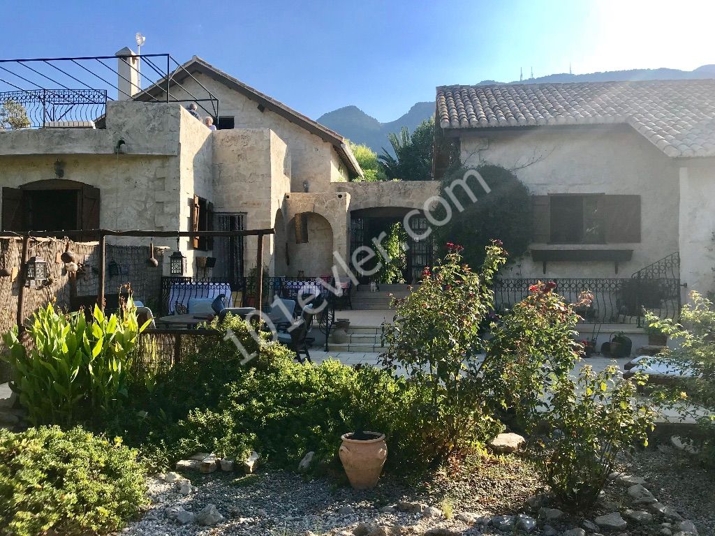 GIRNE-LAPTADA , KARPAZ TASTAN , VERY SPECIAL MUHTESEM MIMARI , 1400 m2 LAND, PRIVATE GIRIS ROAD, 4 BEDROOMS , 265 M2. DIFFICULT TO DESCRIBE , LONGER MUST !!! ** 