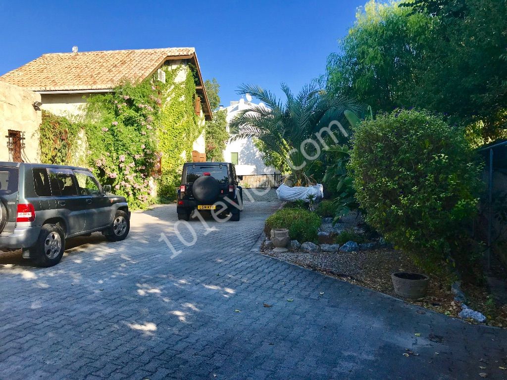 GIRNE-LAPTADA , KARPAZ TASTAN , VERY SPECIAL MUHTESEM MIMARI , 1400 m2 LAND, PRIVATE GIRIS ROAD, 4 BEDROOMS , 265 M2. DIFFICULT TO DESCRIBE , LONGER MUST !!! ** 