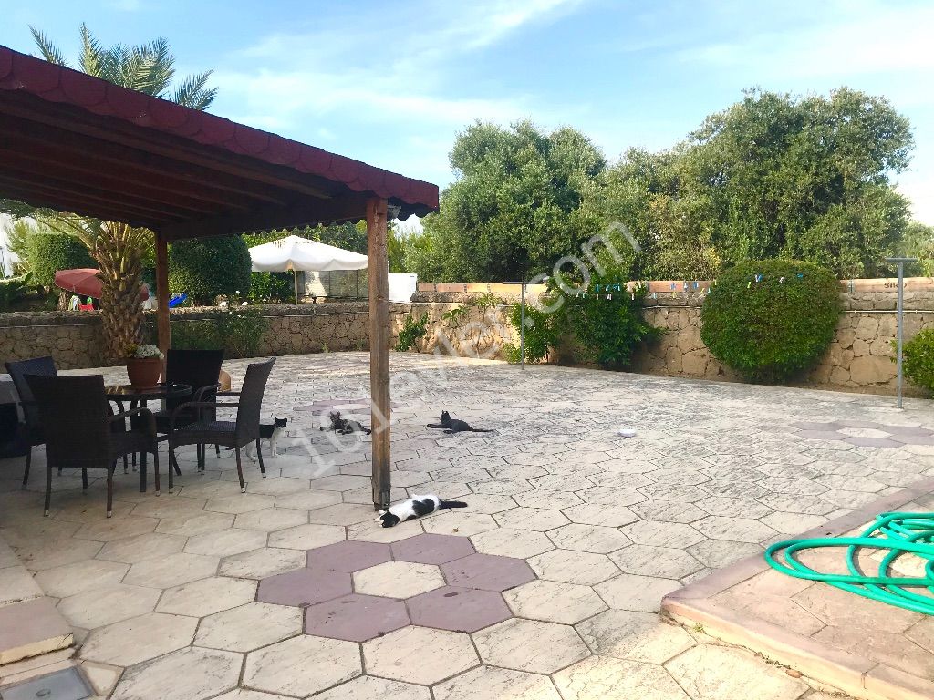 GIRNE OZANKOY, MUSTAKIL VILLA, 3 SCHLAFZIMMER, VOLL MÖBLIERT, SUPER LAGE, GROßER UND GEPFLEGTER GARTEN ** 