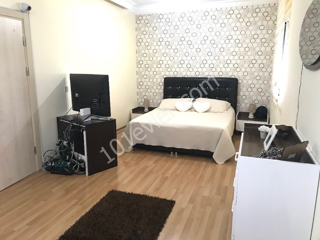 GIRNE OZANKOY, MUSTAKIL VILLA, 3 SCHLAFZIMMER, VOLL MÖBLIERT, SUPER LAGE, GROßER UND GEPFLEGTER GARTEN ** 