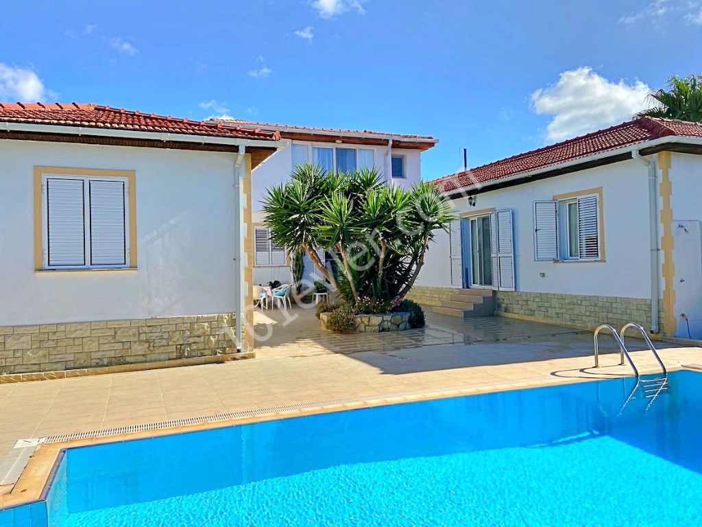 Villa 4+2 in Karsiyaka, on big plot