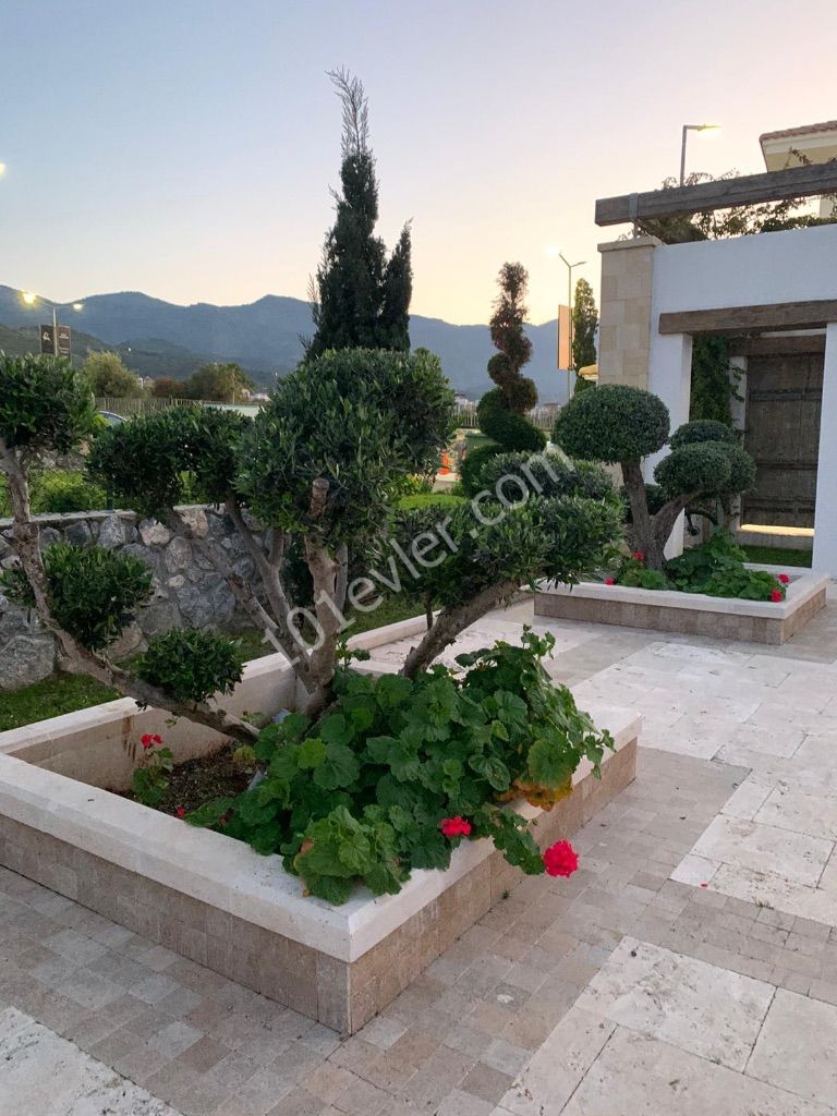 GIRNE ALSANCAKTA, CYPRUS TOWNHOUSES,SPACIOUS AND MODERN 2+1, PRIVATE GARDEN, ESCAPE BEACH 200M, SHARED POOL, VERY PRIVATE SITE WITH CLEAN AND WELL-MAINTAINED, CAFE ** 