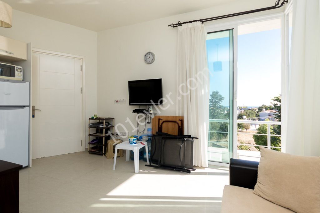 GIRNE ALSANCAK, 1 + 1 PENTHOUSE DAIRE, 50 M2+35M2 Terrasse, BALKON, Möbliert, Meer und Bergblick ** 