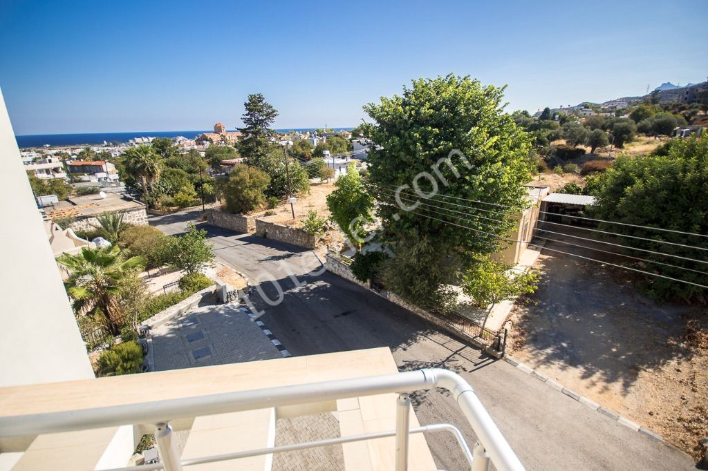 GIRNE ALSANCAK, 1 + 1 PENTHOUSE DAIRE, 50 M2+35M2 Terrasse, BALKON, Möbliert, Meer und Bergblick ** 