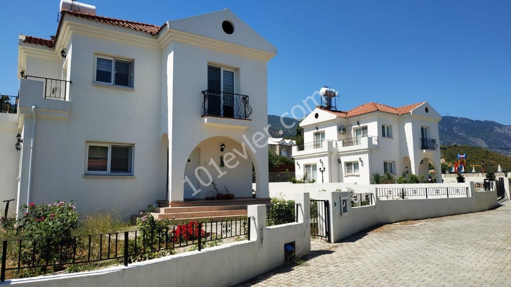 GIRNE - YESILTEPE , GENIS MUSTAKIL VILLA ,3 YATAK ODALI ,  950M2 ARSA ,KOSE VILLA ,  DENIZ VE DAG MANZARALI