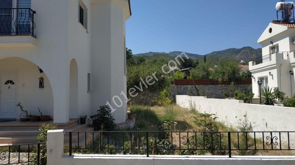 GIRNE-YESILTEPE, GENIS MUSTAKIL VILLA, 3 SCHLAFZIMMER , 950M2 GRUNDSTÜCK, BLICK AUF DENIZ UND DAG ** 