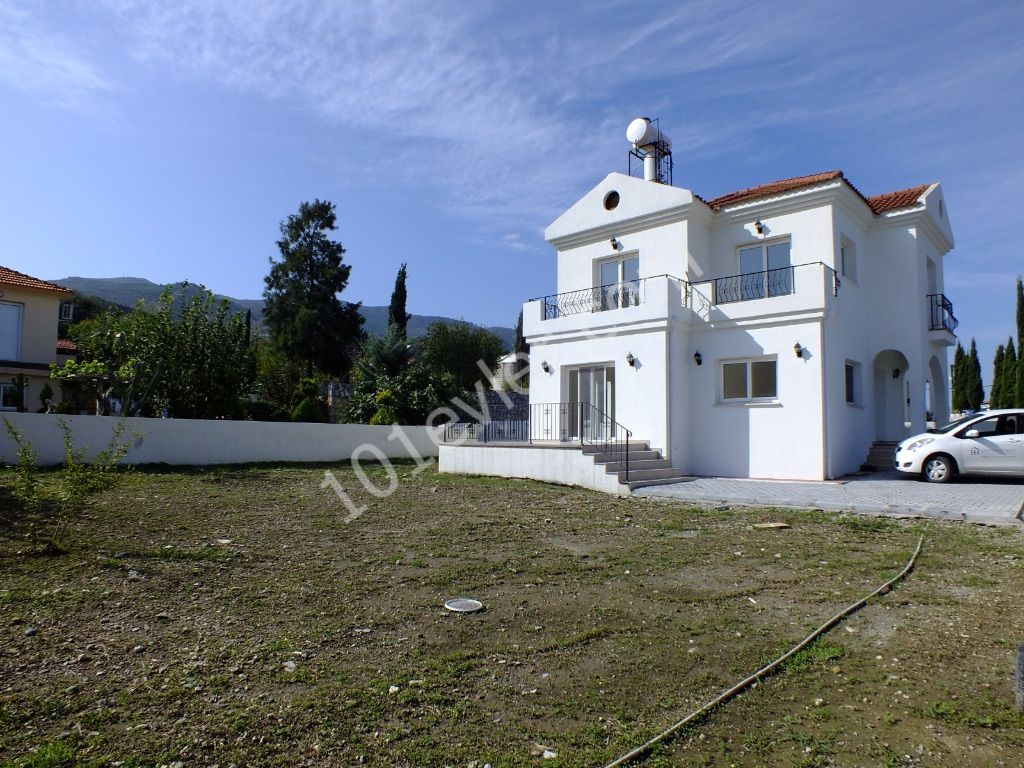 GIRNE - YESILTEPE , GENIS MUSTAKIL VILLA ,3 YATAK ODALI ,  950M2 ARSA ,KOSE VILLA ,  DENIZ VE DAG MANZARALI