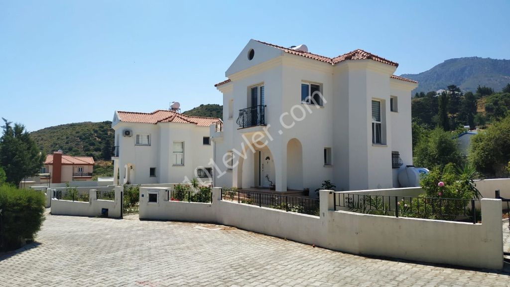 GIRNE - YESILTEPE , GENIS MUSTAKIL VILLA ,3 YATAK ODALI ,  950M2 ARSA ,KOSE VILLA ,  DENIZ VE DAG MANZARALI