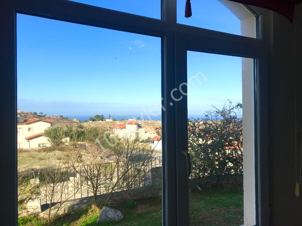 GIRNE ARAPKOY , AMAZING VIEWS , DETACHED VILLA WITH POOL , 4 / 5 BEDROOMS , 280 M2 ,800 M2 LAND . KYRENIA 15 MINUTES , INDIVIDUAL TITLE DEEDS