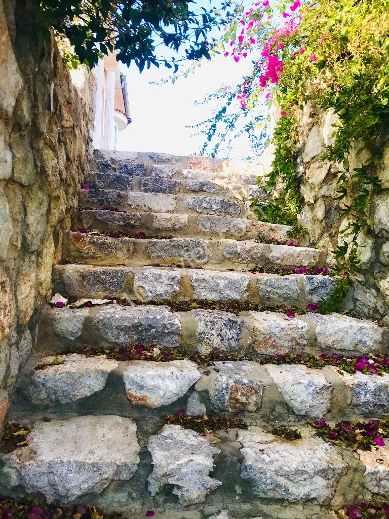 GIRNE ARAPKOY , MUSTAKIL HAVUZLU VILLA , MUHTESEM DENIZ VE DAG MANZARALI , 4  YATAK ODALI , GIRNE 15 DK. , KREDIYE UYGUN