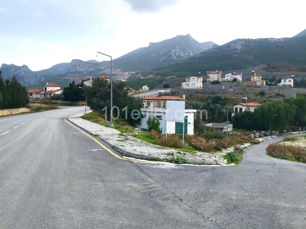 GIRNE ARAPKOY , SUPER DENIZ VE DAG MANZARALI ARSA , 740 M2 , ALTYAPISI HAZIR , KREDIYE UYGUN , GIRNE 15 DK.