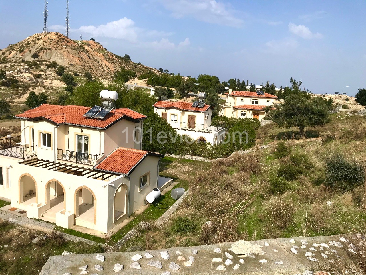 GIRNE ARAPKOY , SUPER DENIZ VE DAG MANZARALI ARSA , 740 M2 , ALTYAPISI HAZIR , KREDIYE UYGUN , GIRNE 15 DK.