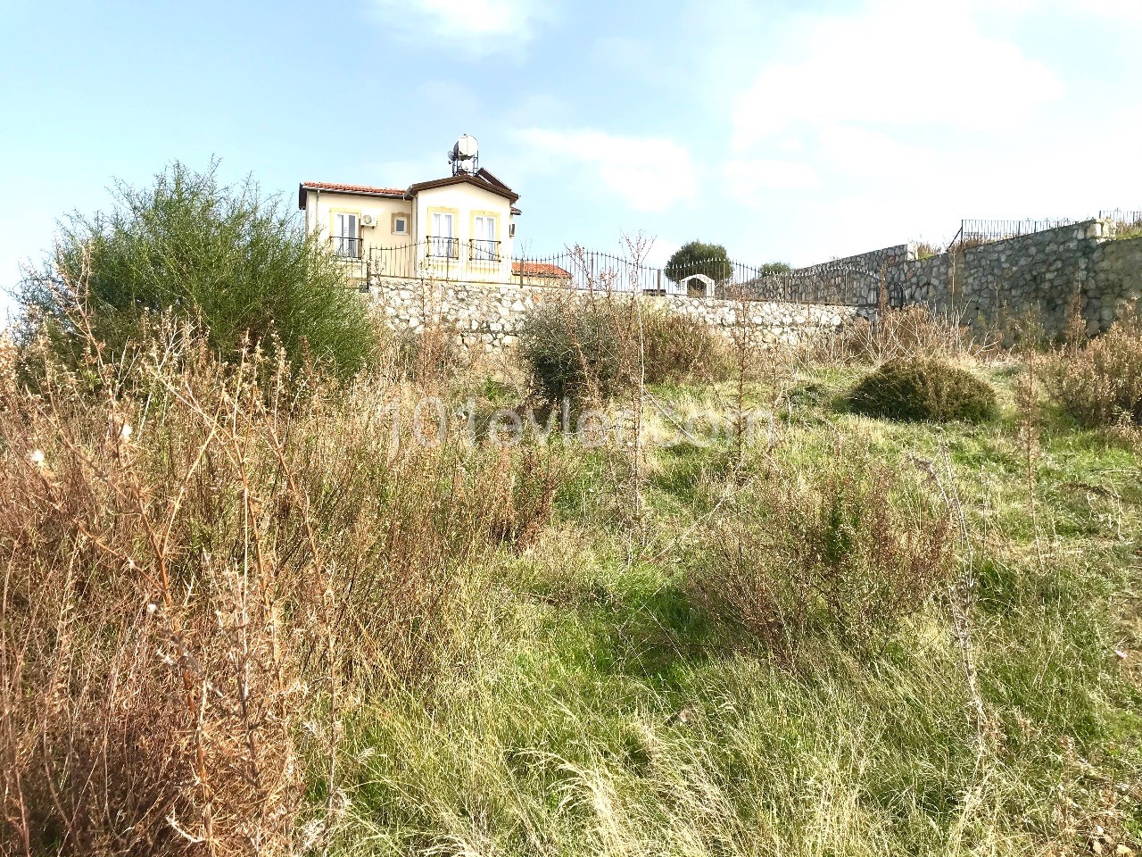 GIRNE ARAPKOY , SUPER DENIZ VE DAG MANZARALI ARSA , 740 M2 , ALTYAPISI HAZIR , KREDIYE UYGUN , GIRNE 15 DK.