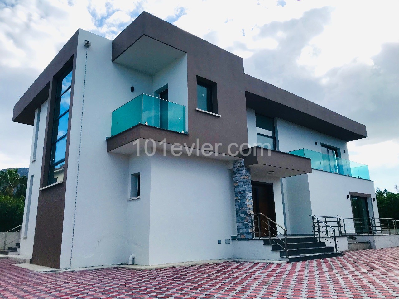 GIRNE CATALKOY , NEW VILLA WITH DETACHED POOL ,MODERN ARCHITECT , CLOSE TO EVERYWHERE , 4 BEDROOMS , 280 M2 , TEL : 0542 8671000 ** 