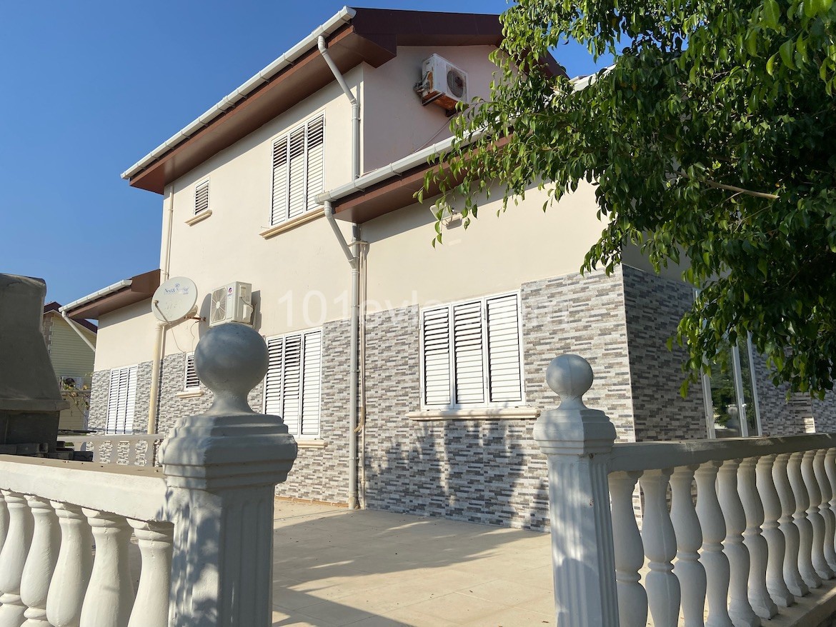 İskele, Boğaz'da deniz kıyısında 4 yatak odalı villa