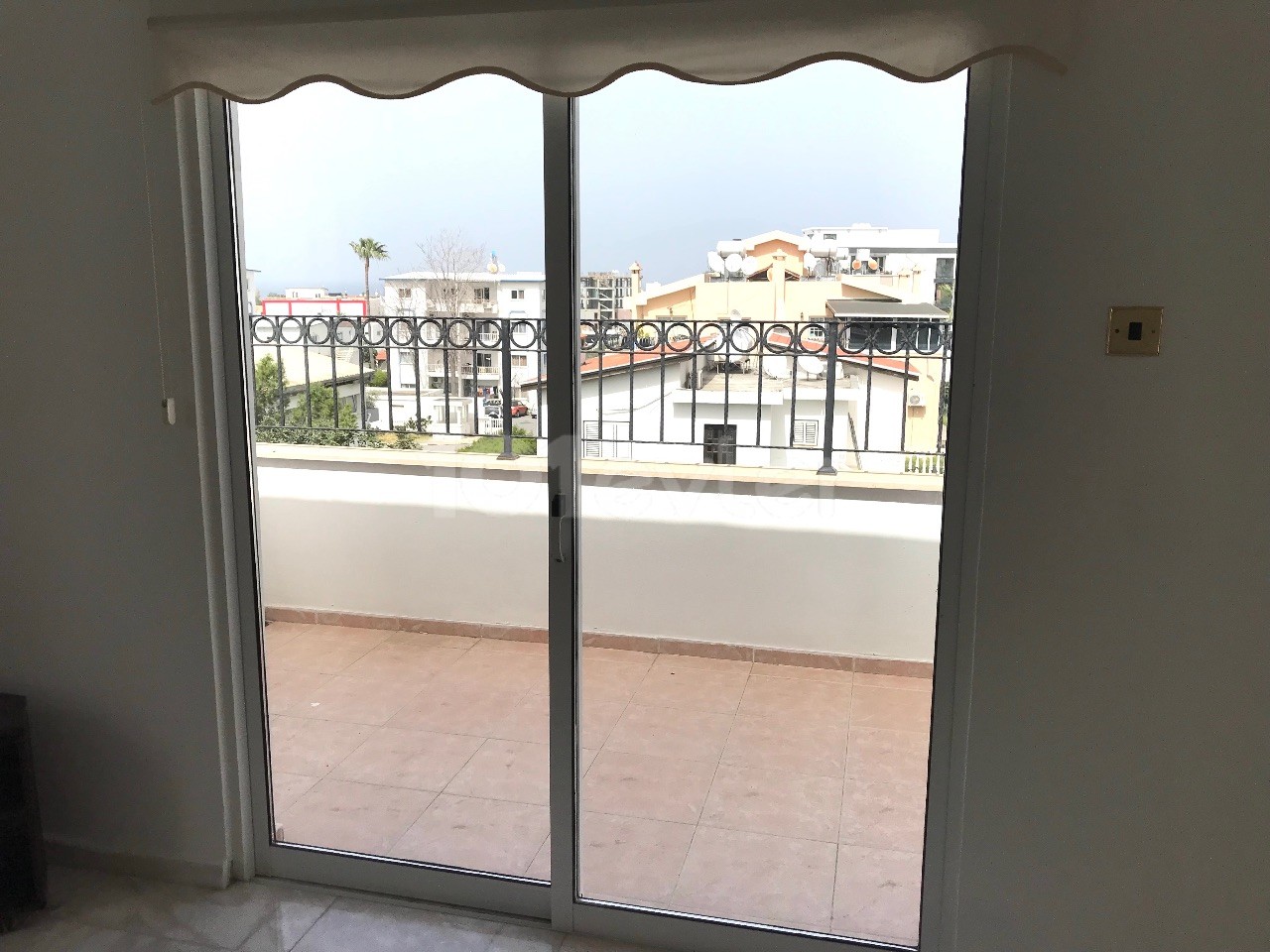 GIRNE CENTRAL , 185M2 PENTHOUSE , 50M2 TERRACE , SUPER LOCATION, CLEAN AND WELL MAINTAINED TEL: 05428671000 ** 