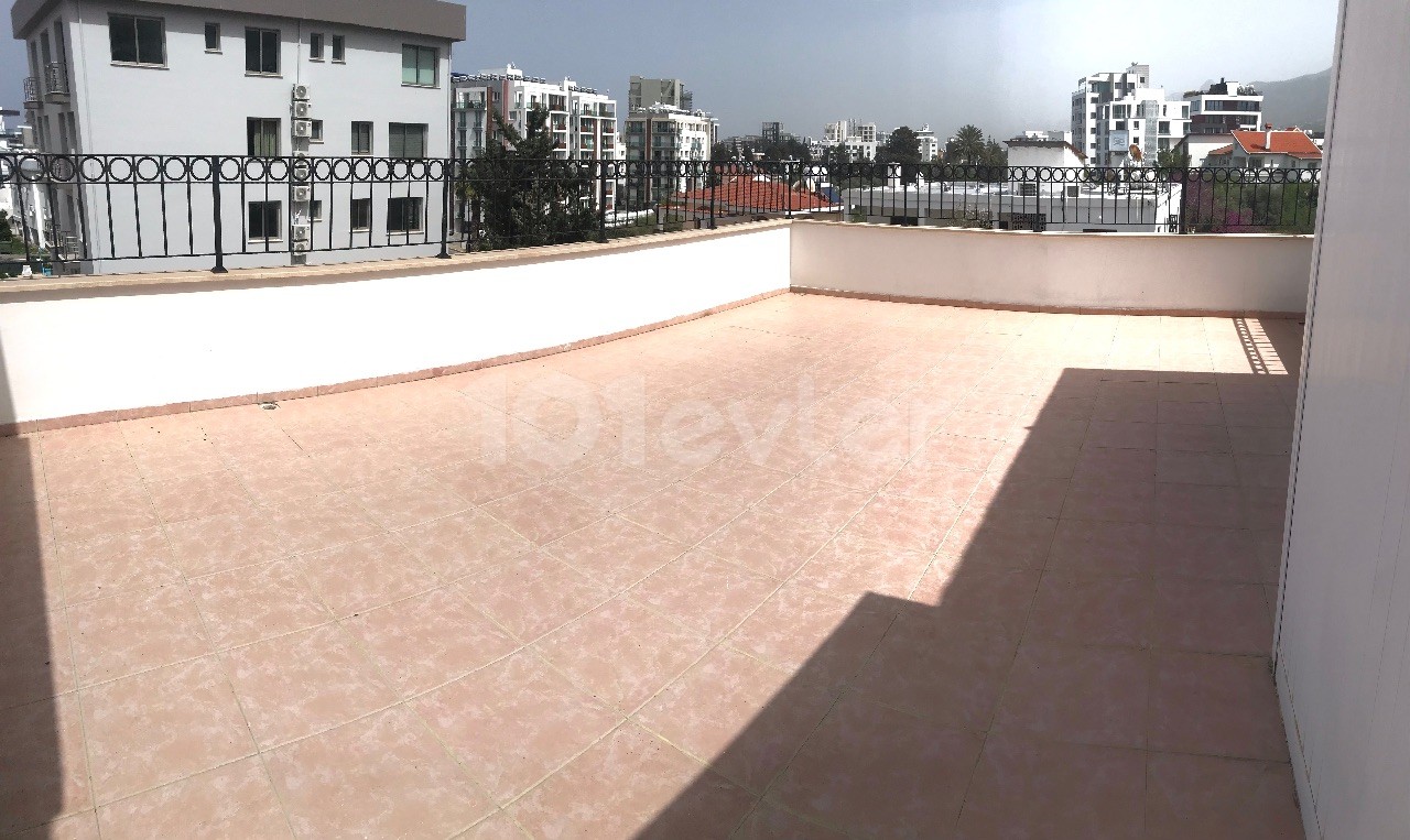 GIRNE MERKEZ , 185M2 PENTHOUSE , 50M2 TERAS , SUPER LOKASYON , TEMIZ VE BAKIMLI   TEL: 05428671000