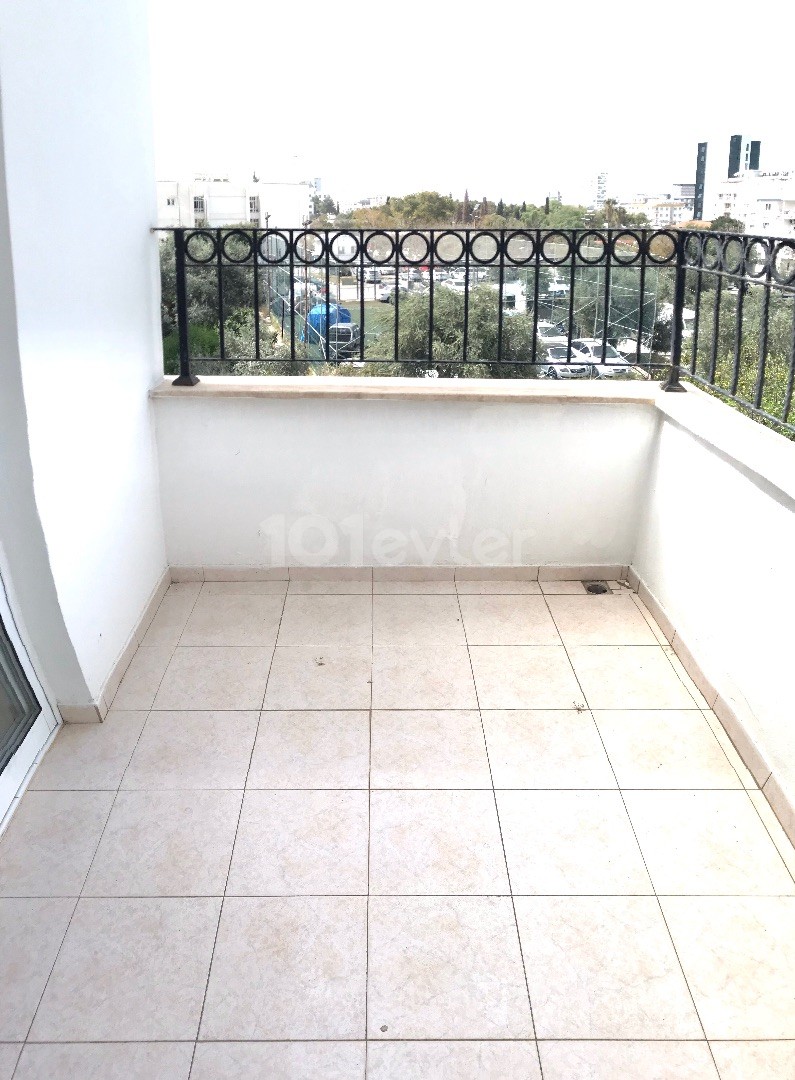 GIRNE CENTRAL , 185M2 PENTHOUSE , 50M2 TERRACE , SUPER LOCATION, CLEAN AND WELL MAINTAINED TEL: 05428671000 ** 