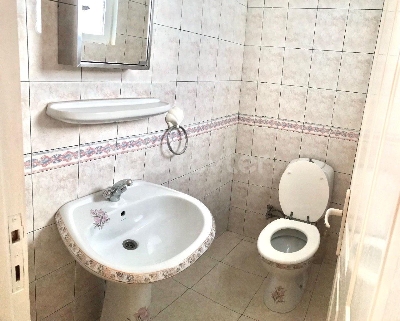 GIRNE CENTRAL , 185M2 PENTHOUSE , 50M2 TERRACE , SUPER LOCATION, CLEAN AND WELL MAINTAINED TEL: 05428671000 ** 