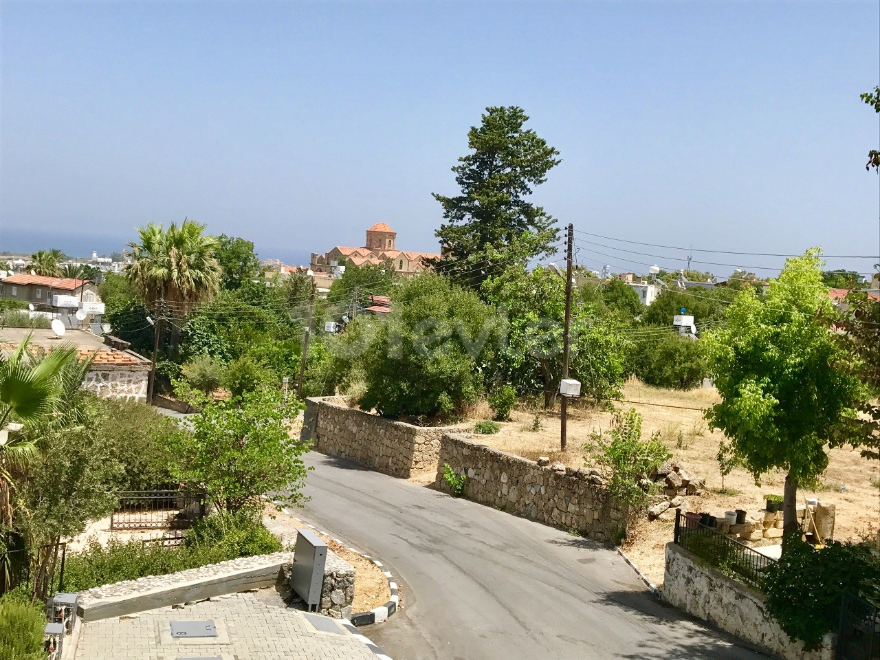 GIRNE ALSANCAK, 1 SCHLAFZIMMER LANDHAUS DAIRE, BALKON, MÖBLIERT, AUSSICHT, PRIVATE TERRASSE, SAUBER UND GEPFLEGT ** 