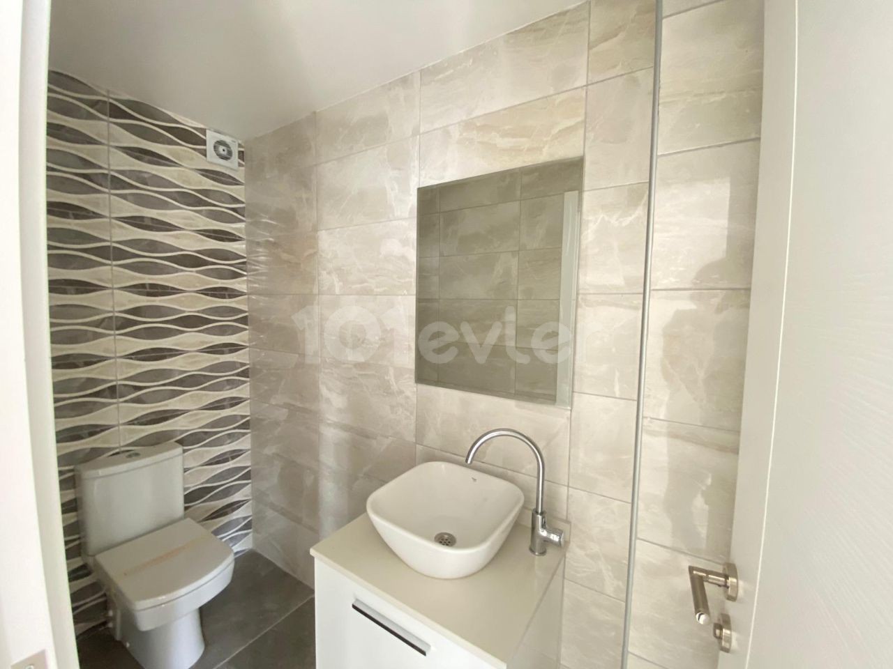 LARGE NEW 3+1 FLAT FOR SALE IN THE CENTER OF KYRENIA