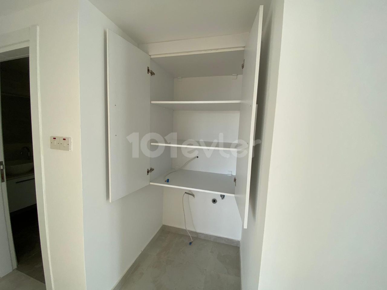 LARGE NEW 3+1 FLAT FOR SALE IN THE CENTER OF KYRENIA