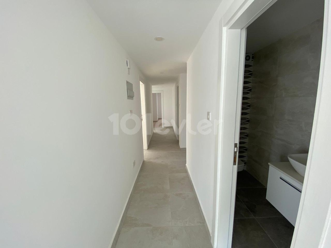 LARGE NEW 3+1 FLAT FOR SALE IN THE CENTER OF KYRENIA